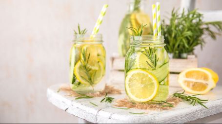 bevande con erbe e limone disintossicanti