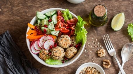 insalata mista con polpette di quinoa