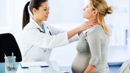 medico visita donna in gravidanza