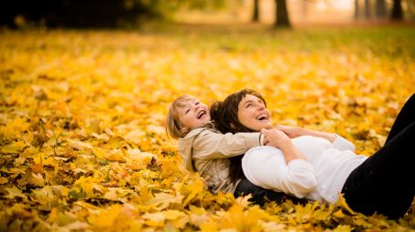 madre e figlio prato d'autunno, foglie