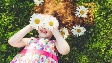 come-essere-felici-bambina-prato