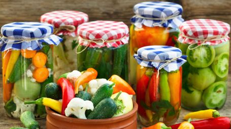 vasi con giardiniera e conserve di verdure