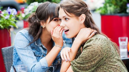 donna rivela un segreto a un'altra