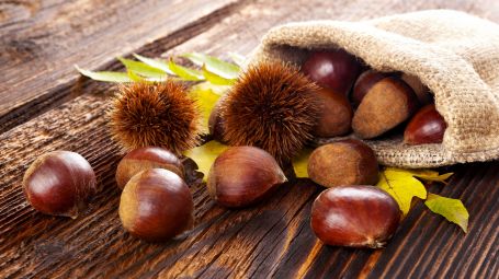 castagne su tavolo di legno