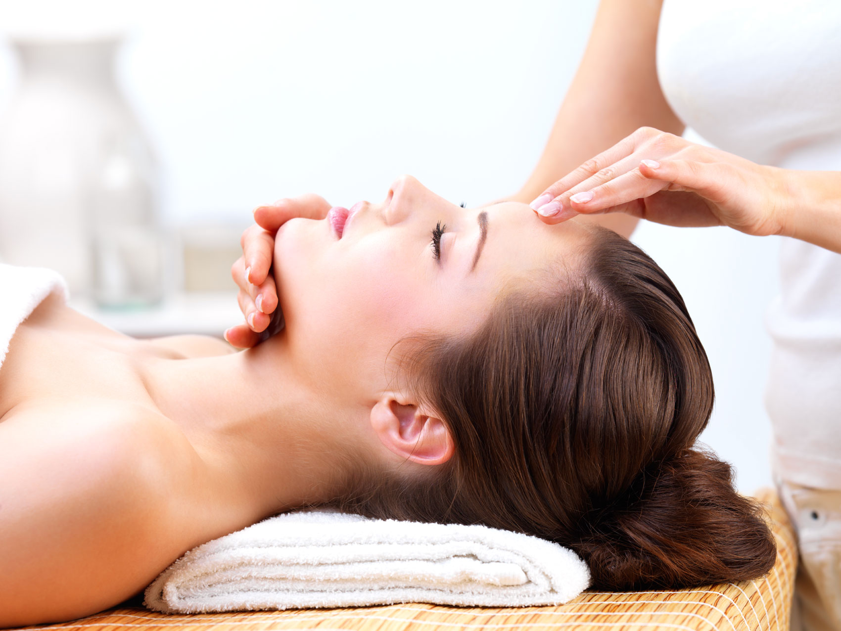 Relax: i massaggi viso che fanno bene alla pelle e alla mente - Starbene