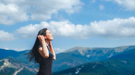 ragazza respira in montagna