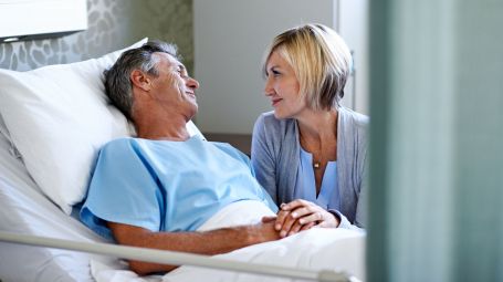 malato all'ospedale con parente