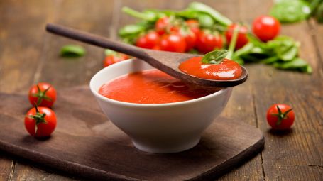 ciotola con passata di pomodoro