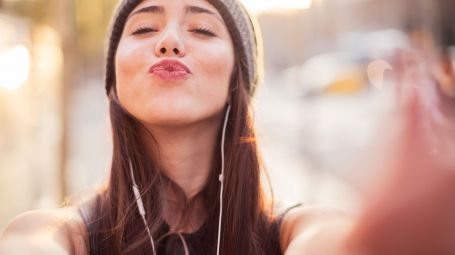 ragazza si fa un selfie