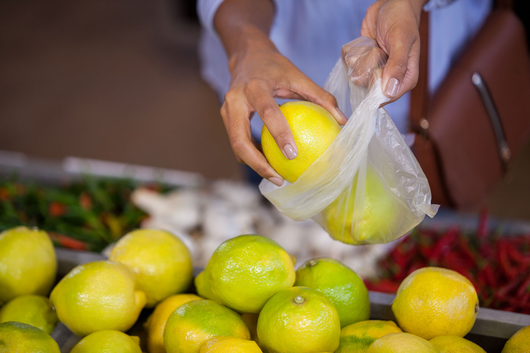 Perché dobbiamo pagare i sacchetti degli alimenti sfusi?