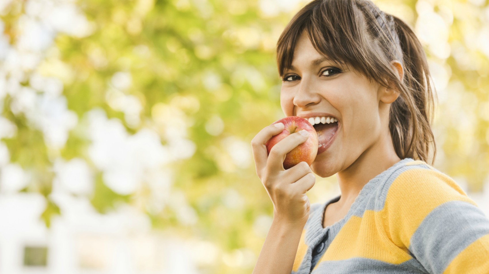 Cibo e buonumore: i trucchi a tavola e i cibi che ti tirano su Cibo e buonumore: i trucchi a tavola e i cibi che ti tirano su