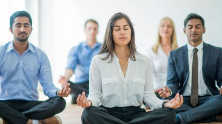 gruppo di persone che meditano