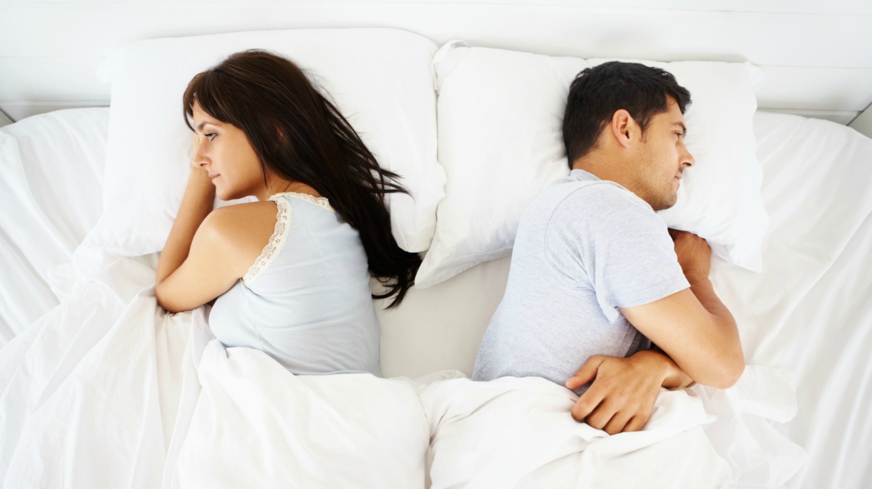 亚洲夫妻恋人躺在床上做爱形状的手幸福情侣幸福的人感动日记情人节图片下载 - 觅知网