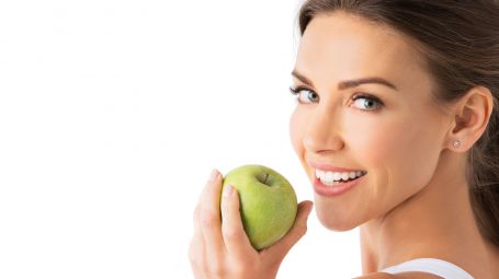 donna sorridente con mela verde
