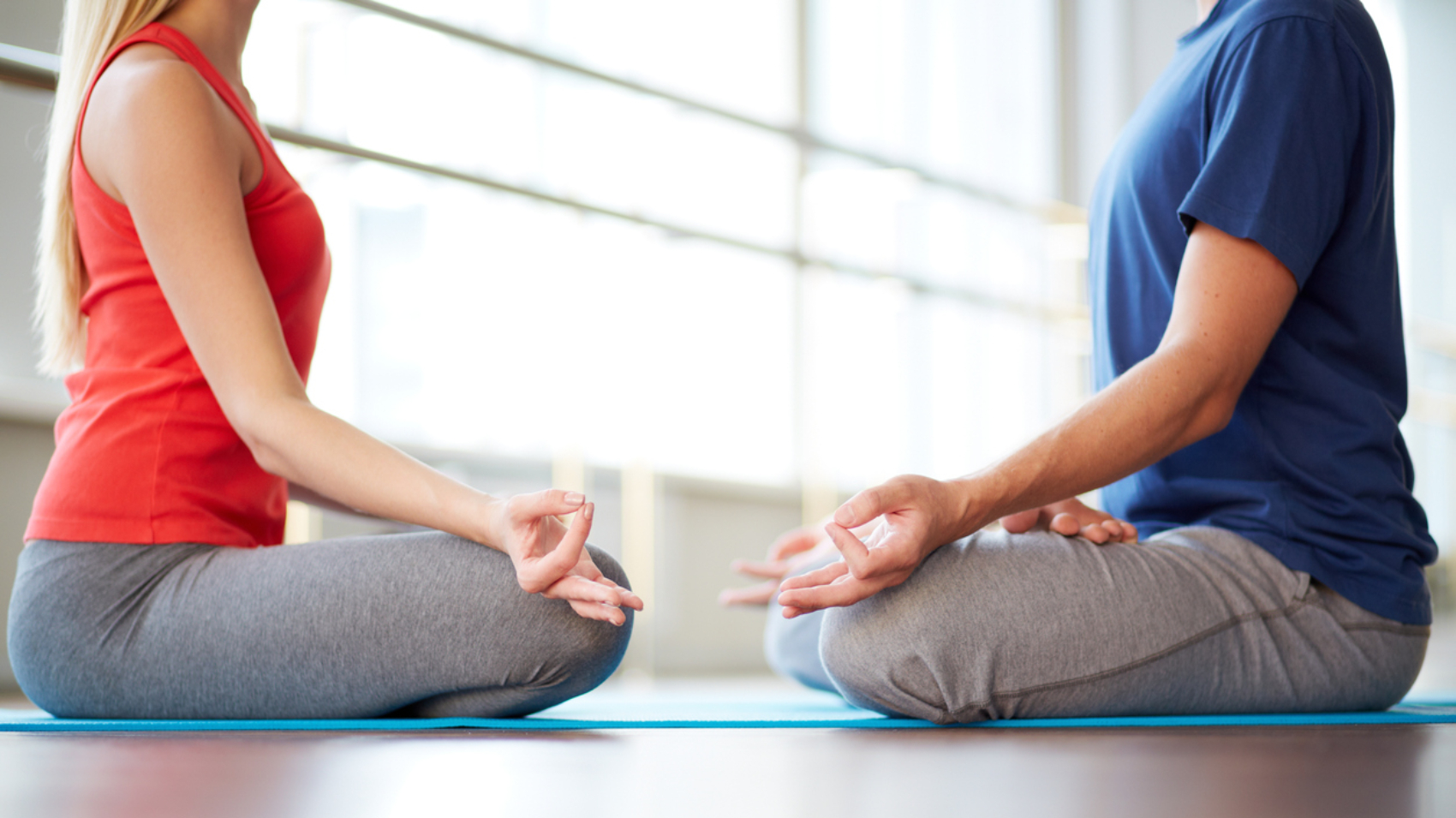 Come si fa lo yoga in coppia e perché fa bene