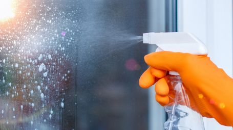 pulire vetri finestra