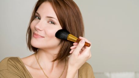 Pennelli, spugnette, bastoncini: come applicare bene il make up