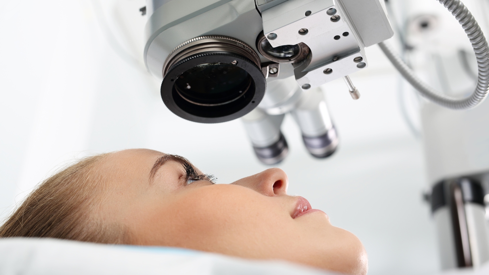 Cataratta: quando è meglio l’intervento tradizionale e quando la tecnologia laser assistita?