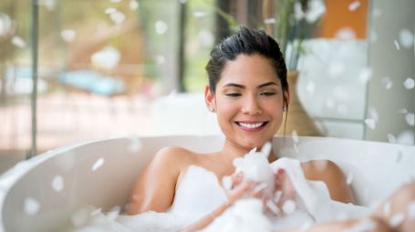 donna nella vasca da bagno