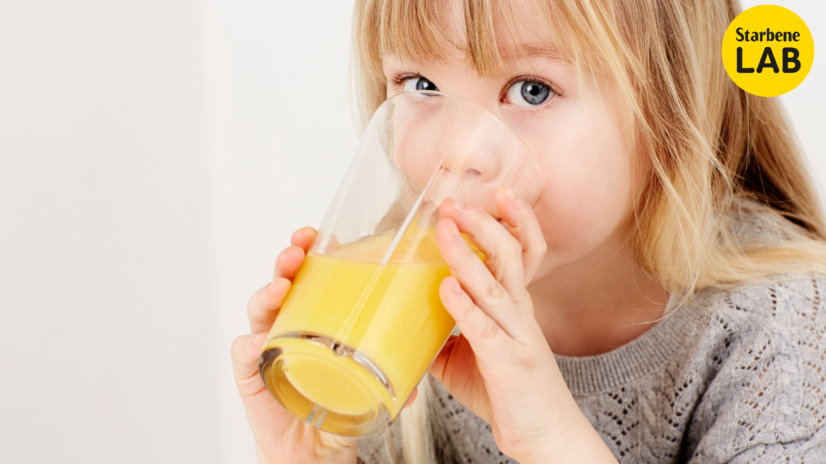 Пейте соки картинки. Девочка пьет сок. Пить сок. Ребенок пьет сок. Девочка пьет апельсиновый сок.