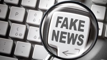 tastiera del computer con tasto evidenziato che riporta "fake news"