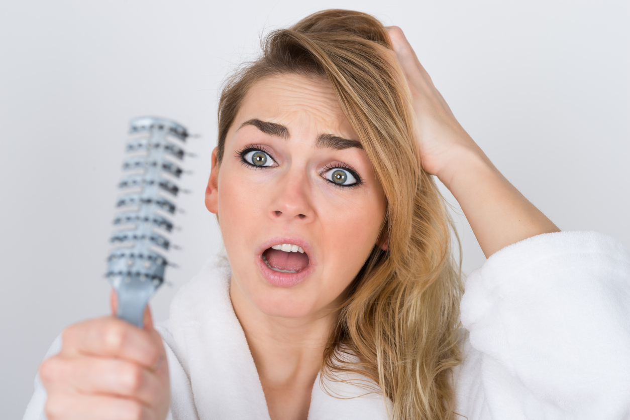 Dolore ai capelli: che cos’è la tricodinia, sintomi, cause, cosa fare Dolore ai capelli: che cos’è la tricodinia, sintomi, cause, cosa fare