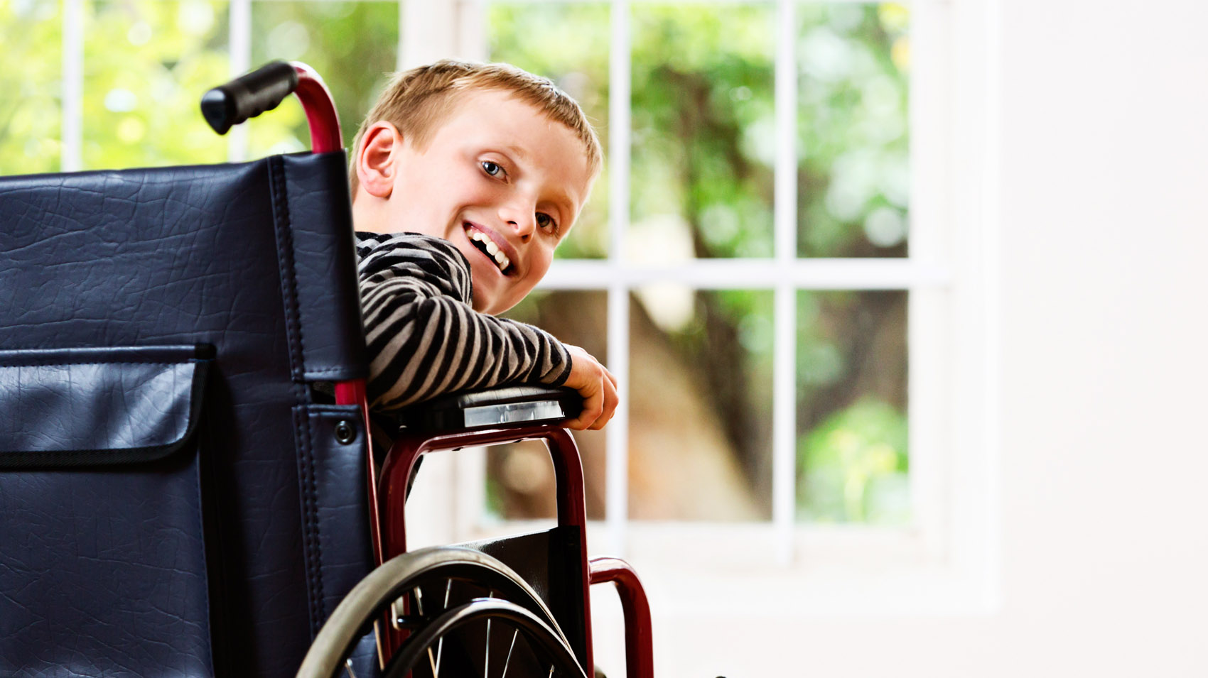 Ребенок инвалид командировка. Дети инвалиды. Коляска для детей инвалидов. Школьник в инвалидной коляске. Счастливый ребенок в инвалидном кресле.