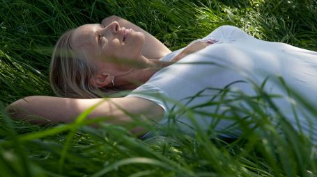 donna distesa nell'erba