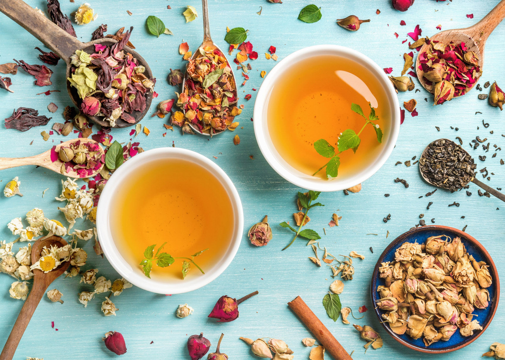 tazze di tisane e tè con erbe
