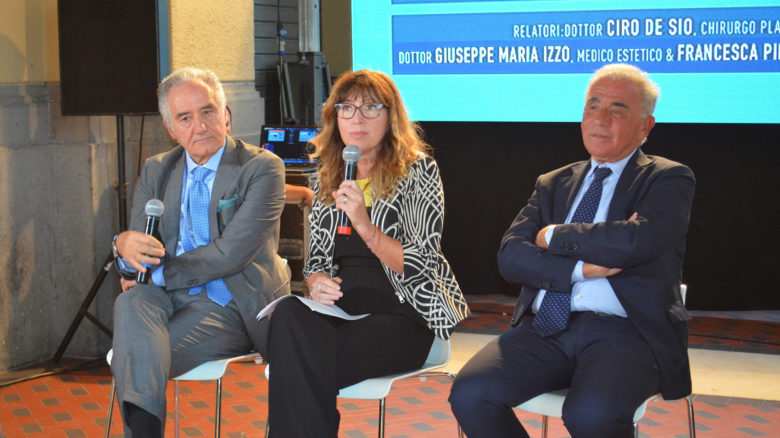 La giornalista Francesca Pietra conduce l’incontro sulla medicina estetica con il chirurgo plastico Ciro De Sio (a sinistra) e il medico estetico Giuseppe Maria Izzo