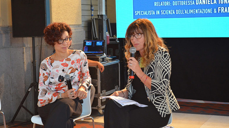 La biologa nutrizionista
Daniela Ignaccolo (del Progetto EAT), a sinistra, con Francesca Pietra. 