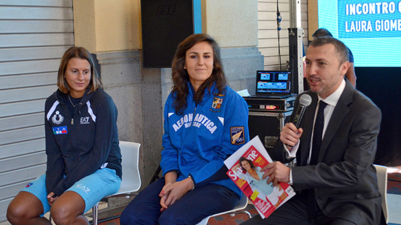Da sinistra, le campionesse della nazionale italiana di beach volley, Agata Zuccarelli e Laura 
Giombini, intervistate da Piero Giannico