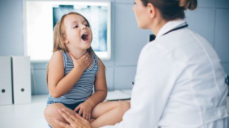 gola, bambina dal medico