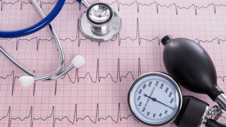 Sfigmomanometro con manometro e stetoscopio con elettrocardiogramma