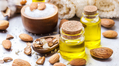 Olio di mandorle dolci: come usarlo su viso, corpo e capelli