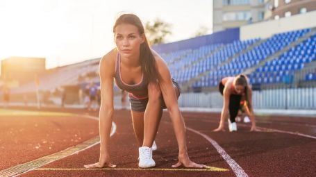 donna ai blocchi di partenza, sport