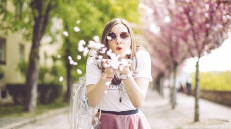 donna, primavera, alberi fioriti