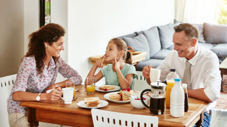 famiglia felice fa colazione