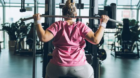 donna obesa in palestra