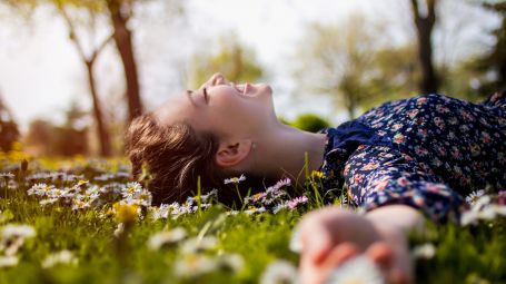 donna, primavera, prato