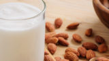 Latte di mandorla e intolleranza al lattosio: cosa c’è da sapere?