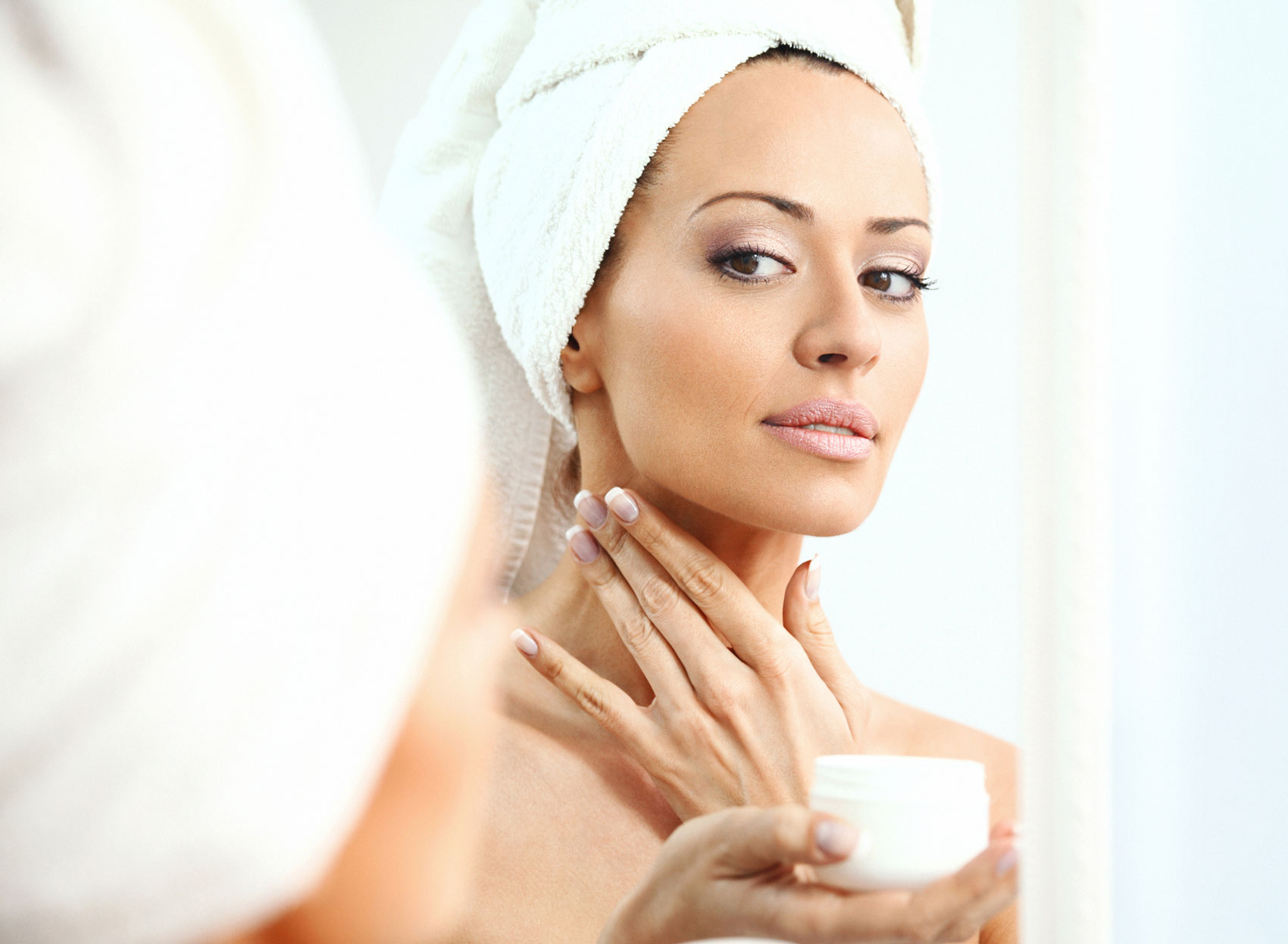 Rughe sul collo da smartphone: come rimediare Rughe sul collo da smartphone: come rimediare