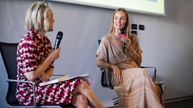 Johanna Maggy presenta il suo libro Splendere (qui è con la giornalista Simon)