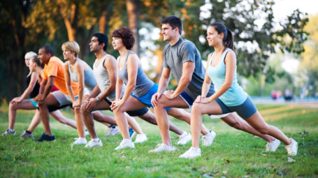 stretching di gruppo al parco