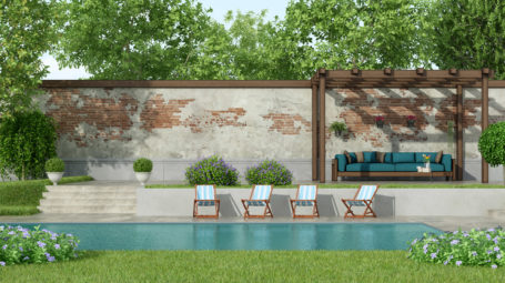 giardino con piscina e sdraio