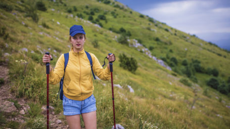 donna fa trekking in montagna
