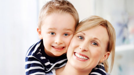 madre e bambino sorridono