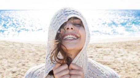 mare d'inverno, sole, ragazza