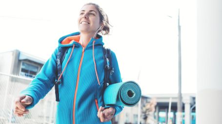 ragazza sportiva con tappetino yoga