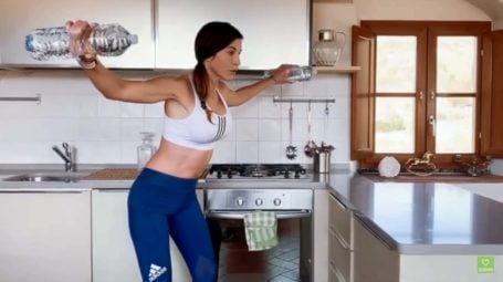 Esercizi da fare in casa: allena i muscoli delle spalle con due bottiglie - Video